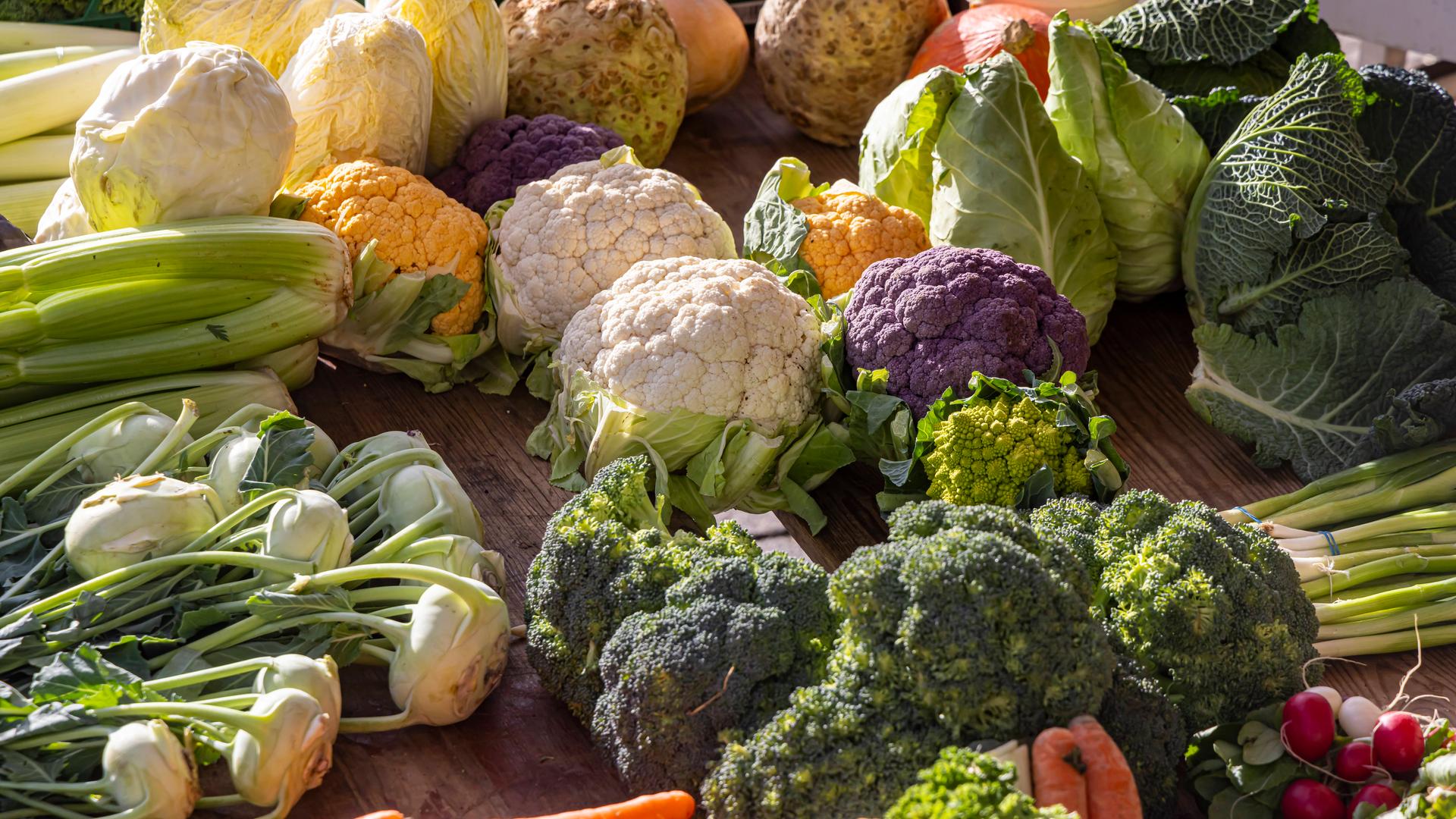 Verschiedene Kohlsorten auf einem Wochenmarkt