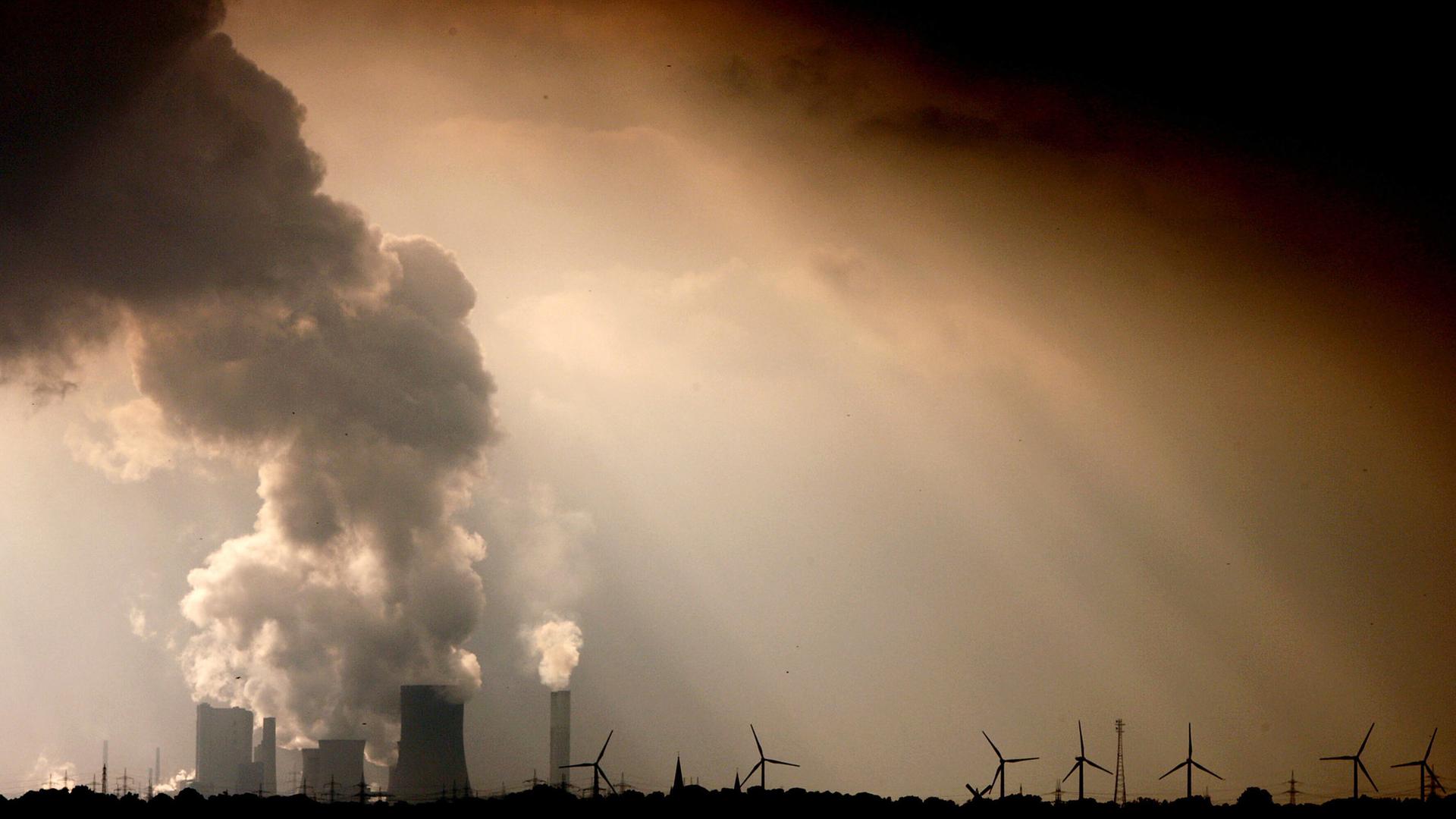 Archiv: Rauch und Dampf steigen aus den Kühltürmen und Schornsteinen des Braunkohlekraftwerks Niederaussem