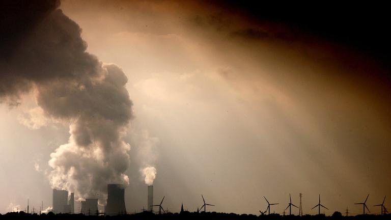 Archiv: Rauch und Dampf steigen aus den Kühltürmen und Schornsteinen des Braunkohlekraftwerks Niederaussem