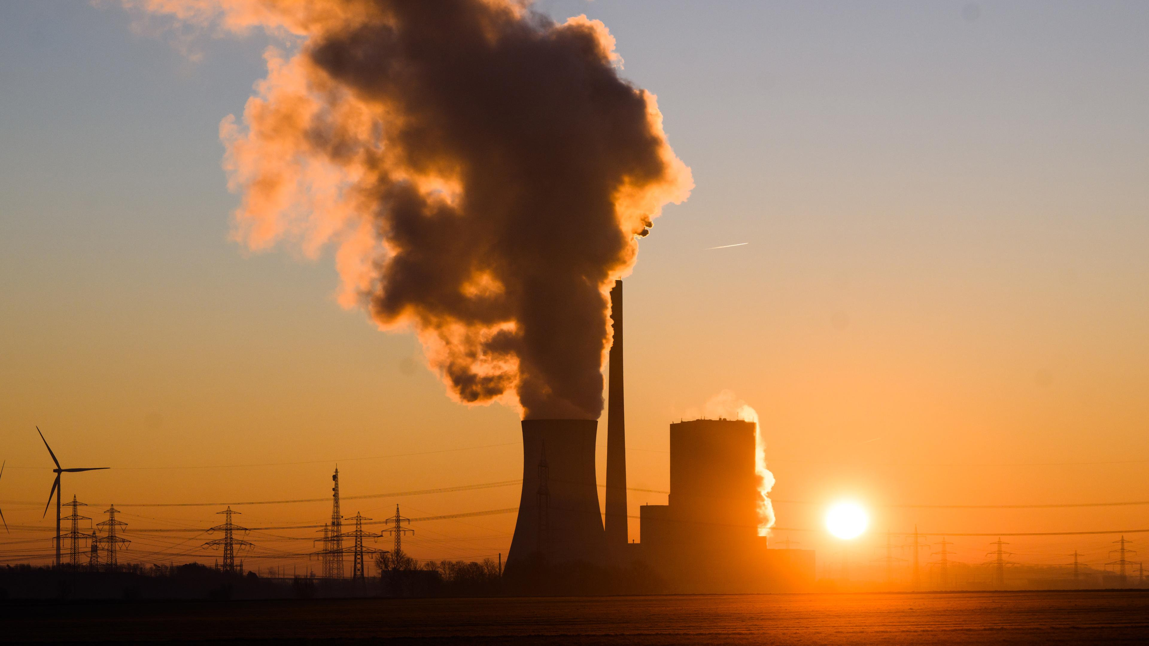 Archiv: Sonnenaufgang am Kohlekraftwerk Mehrum