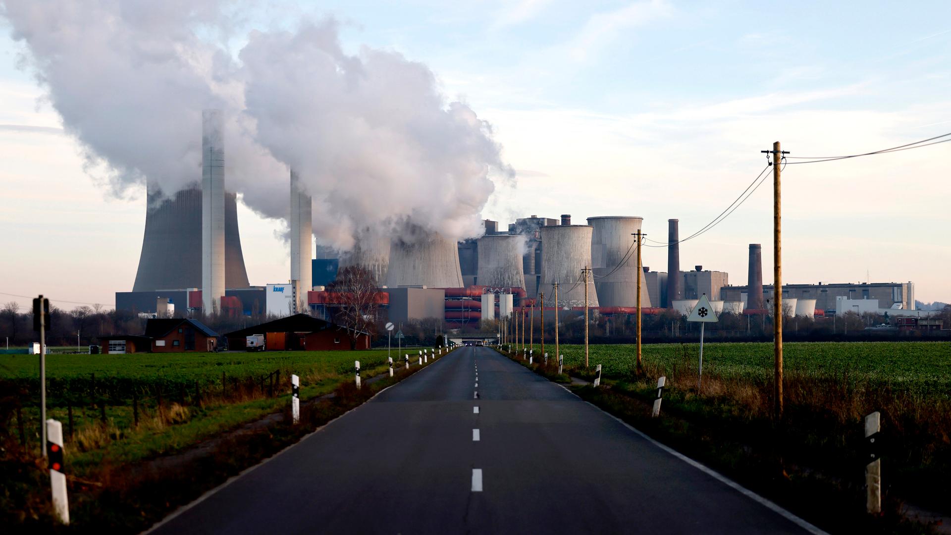 Strommasten und Windräder rund um das Kohlekraftwerk Niederaußem des Stromkonzerns RWE.