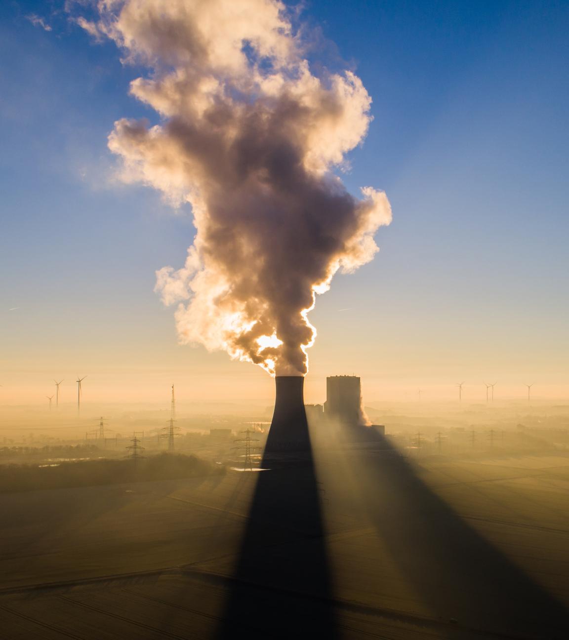 Sonnenaufgang am Kohlekraftwerk Mehrum in Niedersachsen (Archivbild)