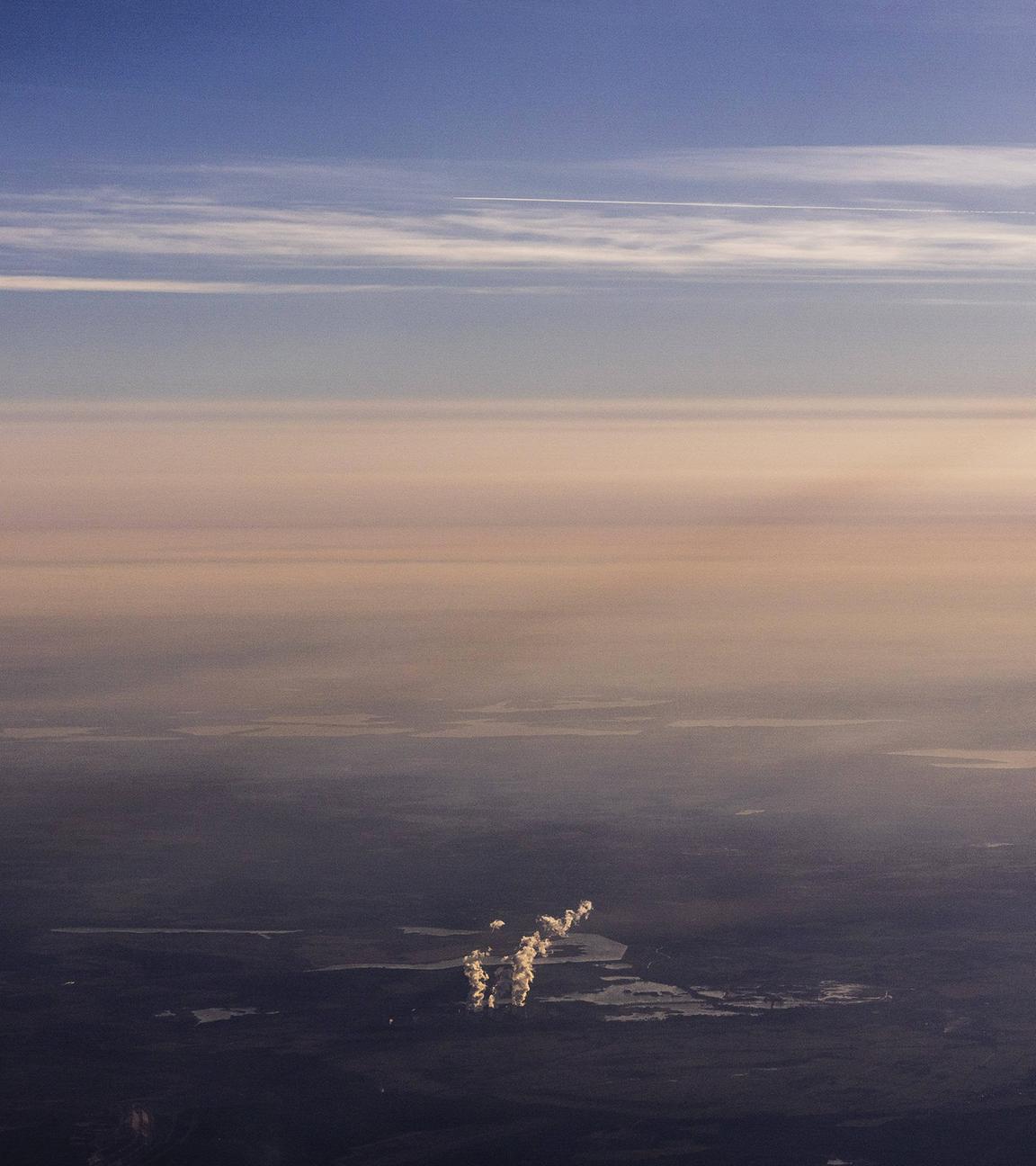 Blick auf ein Kohlekraftwerk aus einem Flugzeug aufgenommen.