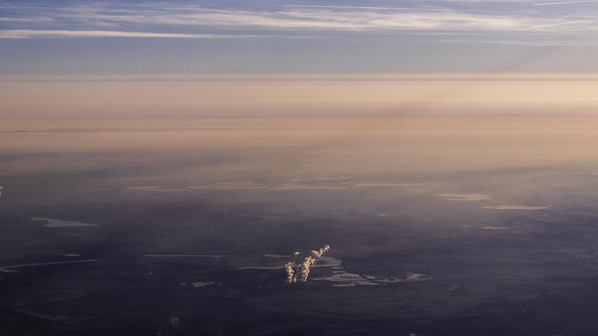 Blick auf ein Kohlekraftwerk aus einem Flugzeug aufgenommen.