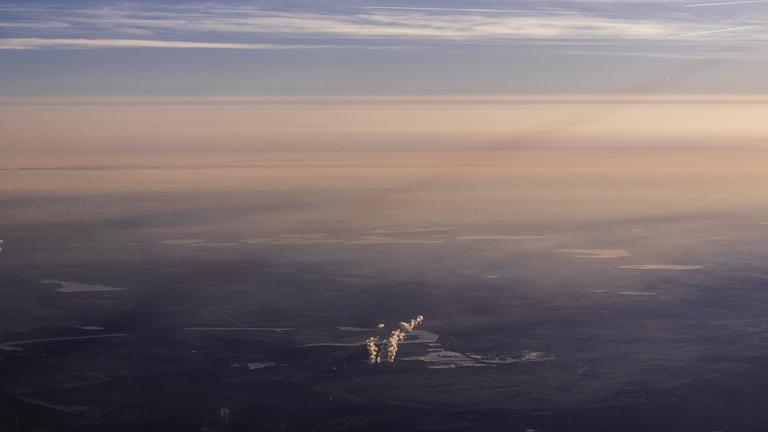 Blick auf ein Kohlekraftwerk aus einem Flugzeug aufgenommen.