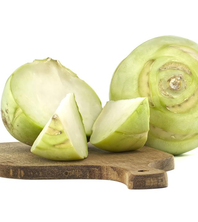 Gefüllte Frühlingskohlrabi auf Bärlauch-Kartoffelstampf