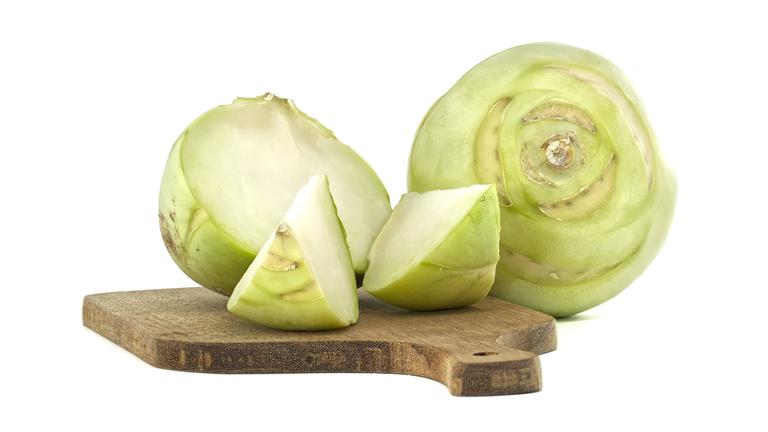 Gefüllte Frühlingskohlrabi auf Bärlauch-Kartoffelstampf