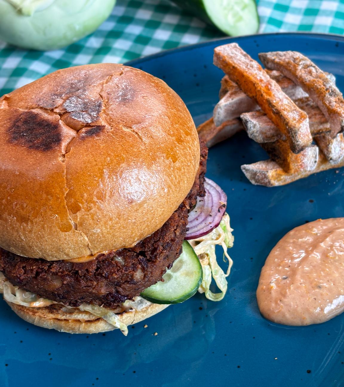Kohlrabi-Pommes mit veganem Bohnen-Burger