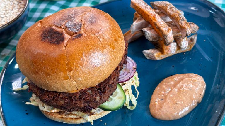 Kohlrabi-Pommes mit veganem Bohnen-Burger