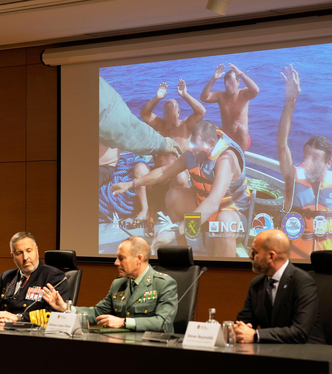 Behörden aus Spanien und Portugal sprechen während einer Pressekonferenz im Polizeipräsidium in Lissabon.