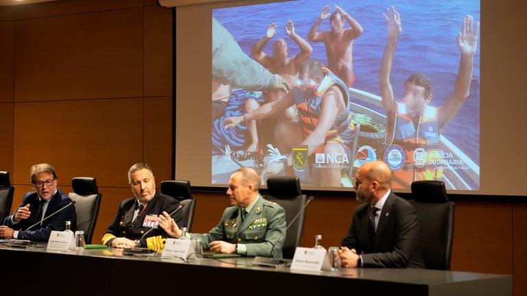 Behörden aus Spanien und Portugal sprechen während einer Pressekonferenz im Polizeipräsidium in Lissabon.