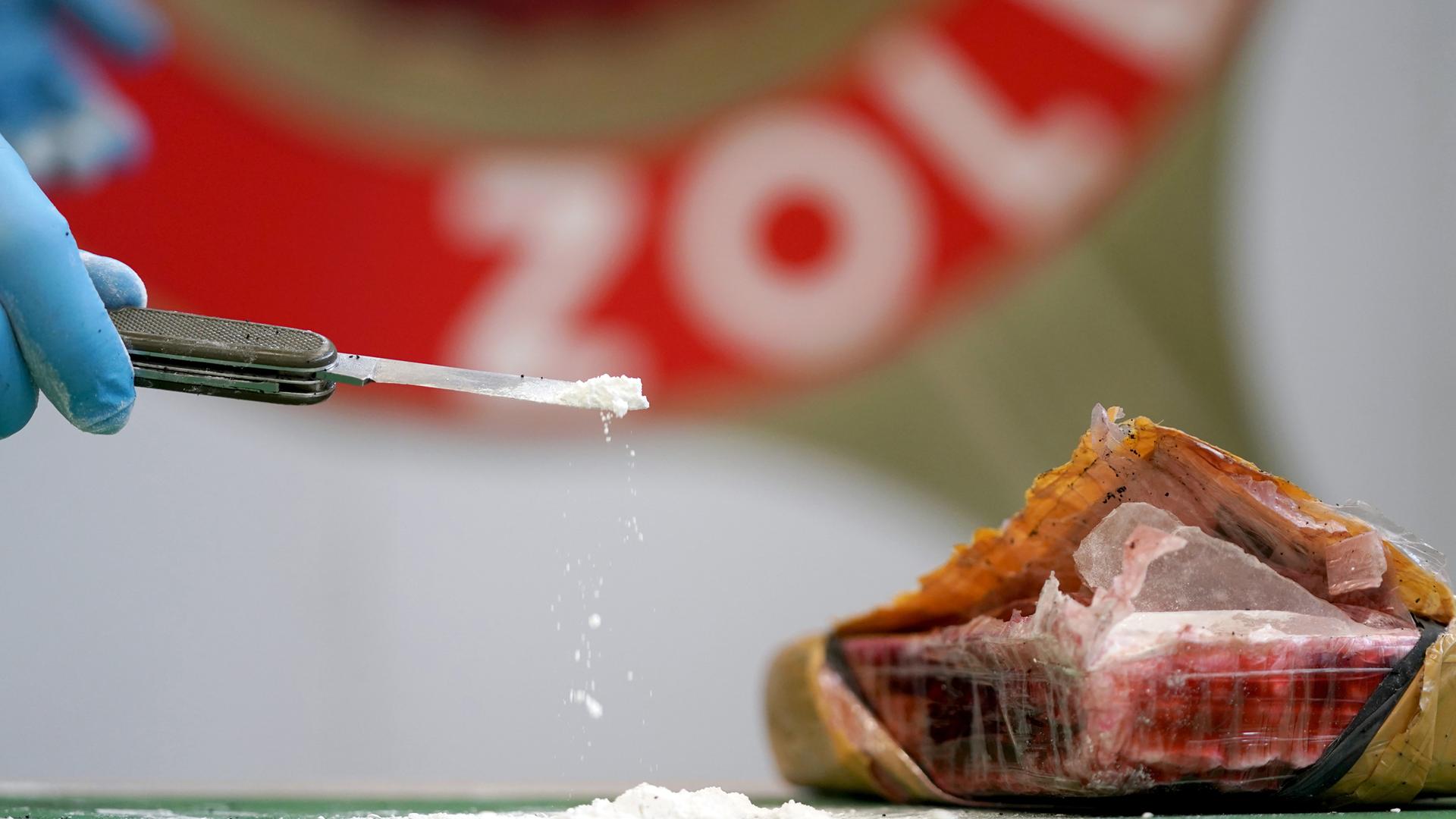 Ein Pressesprecher des Zolls präsentiert auf einem Medientermin sichergestelltes Kokain. 