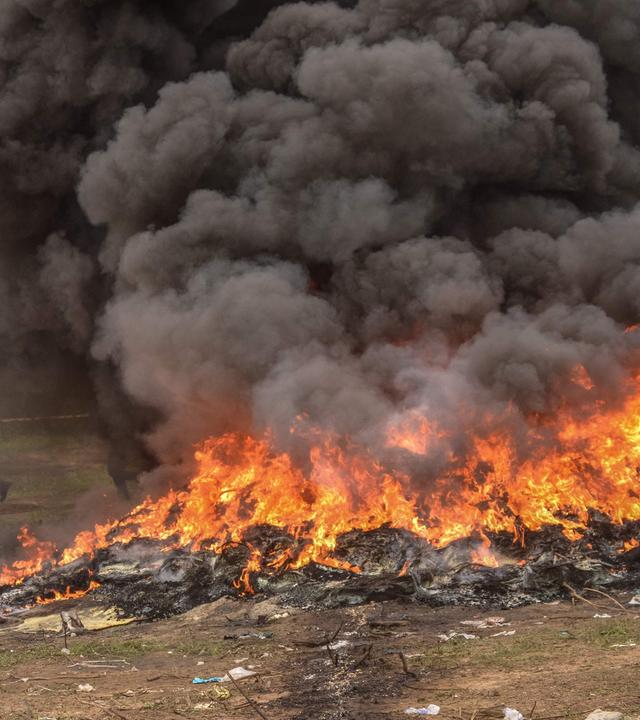 Sicherheitskräfte verbrennen in Careysburg, Liberia, beschlagnahmtes Kokain während einer öffentlichen Vernichtungsaktion.