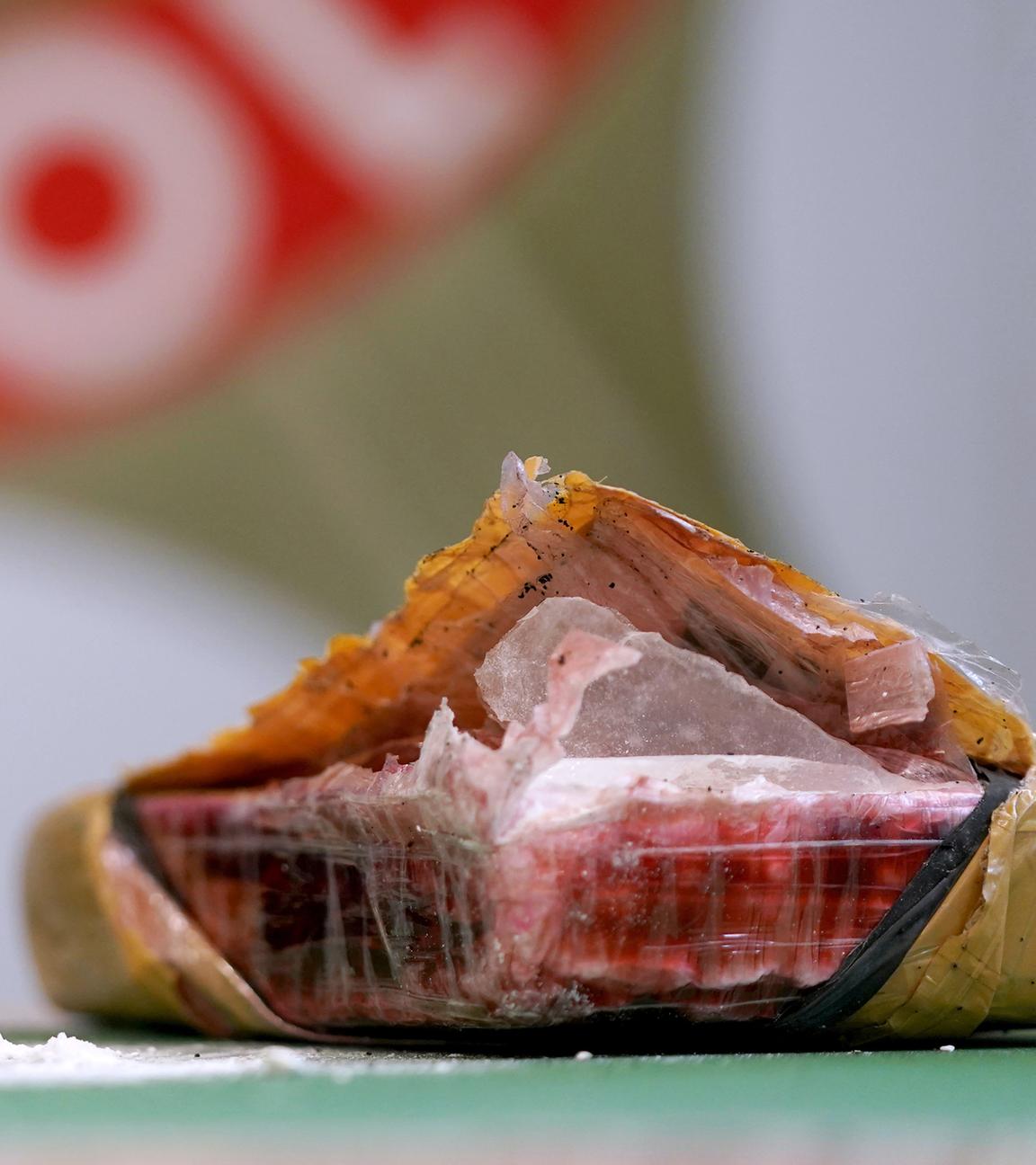 Ein Pressesprecher des Zolls Hamburg präsentiert auf einem Medientermin im Hafen einen kleinen Teil des mit mehr als 2,6 Tonnen sichergestellten Kokains, aufgenommen am 24.02.2022