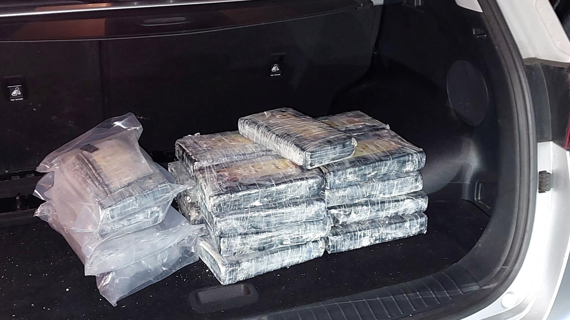 Päckchen mit insgesamt 21 Kilogramm Kokain liegen im Kofferraum eines Wagens
