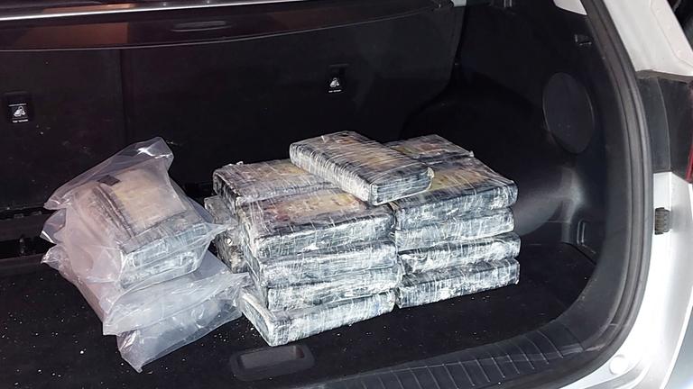 Päckchen mit insgesamt 21 Kilogramm Kokain liegen im Kofferraum eines Wagens