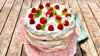 Kokos-Baiser-Torte mit Himbeeren und Sahne