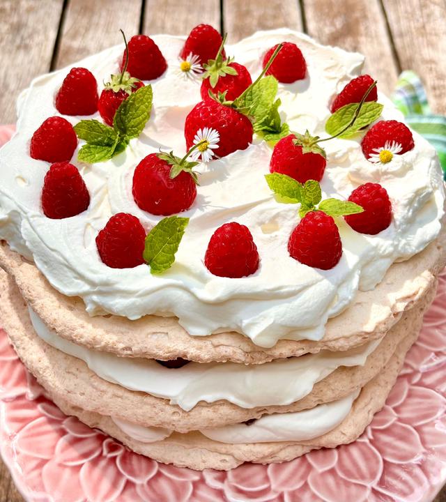 Kokos-Baiser-Torte mit Himbeeren und Sahne