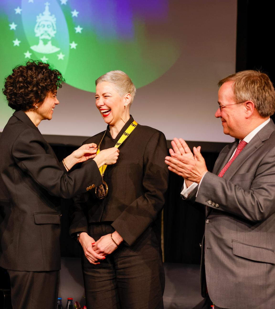Preisträgerin Maria Kolesnikowa erhält den Internationalen Karlspreis von ihrer Schwester Tatsiana Khomich im Rathaus neben Michael Ziemons (l-r)(Oberbürgermeister der Stadt Aachen) und Armin Laschet (Mitglied des Bundestages).