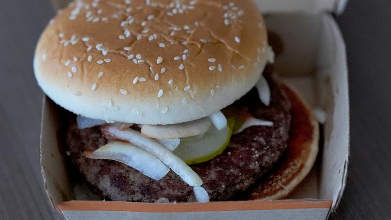 Archiv:  Ein McDonald's Quarter Pounder Burger in Chicago.