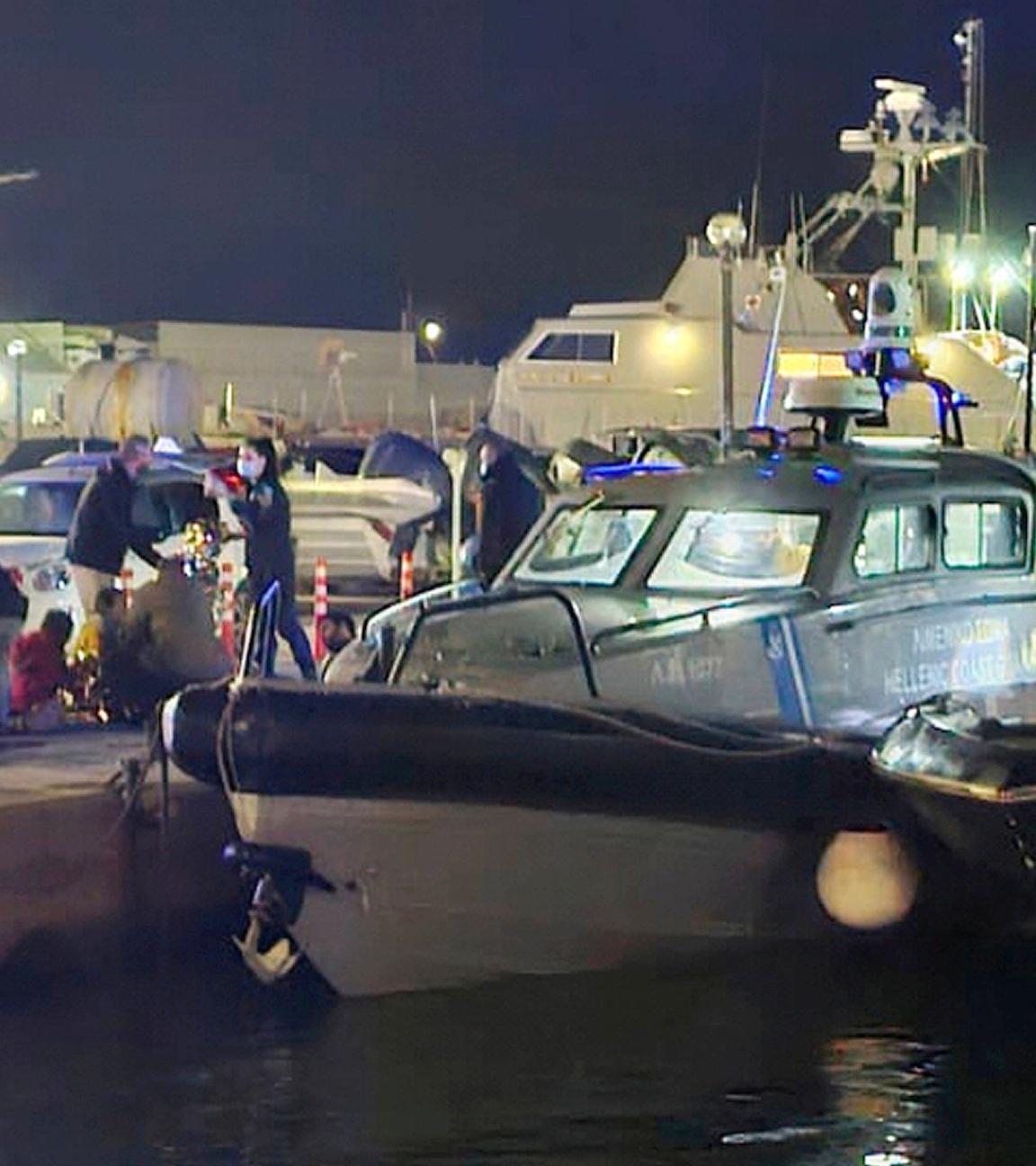 Griechische Küstenwachebeamte führten am späten Dienstag, dem 3. Februar 2026, Rettungsmaßnahmen in einem Hafen auf der Insel Chios durch, nachdem eine Kollision zwischen einem Schnellboot von Migranten und einem Patrouillenboot der Küstenwache