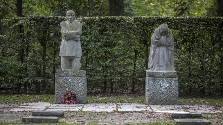 Figurengruppe Trauerndes Elternpaar von Käthe Kollwitz Deutscher Soldatenfriedhof Vladslo Westflan