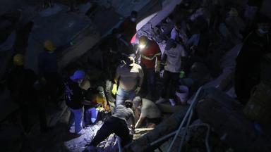 Menschen durchsuchen die Trümmer nach einem Erdbeben in Cali, Kolumbien.