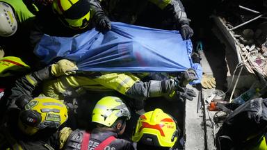 Rettungskräfte bergen einen Überlebenden aus den Trümmern am Tag nach dem Erdbeben in Pereira, Kolumbien.