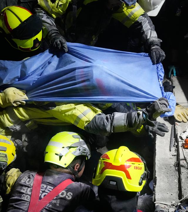 Rettungskräfte bergen einen Überlebenden aus den Trümmern am Tag nach dem Erdbeben in Pereira, Kolumbien.