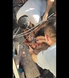 Ein Baby wird aus einem eingestürzten Haus gerettet 