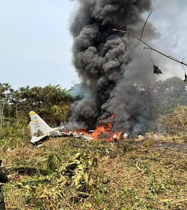 Die Aufnahme zeigt die Absturzstelle eines Militärflugzeugs in der Provinz Putumayo in Kolumbien.