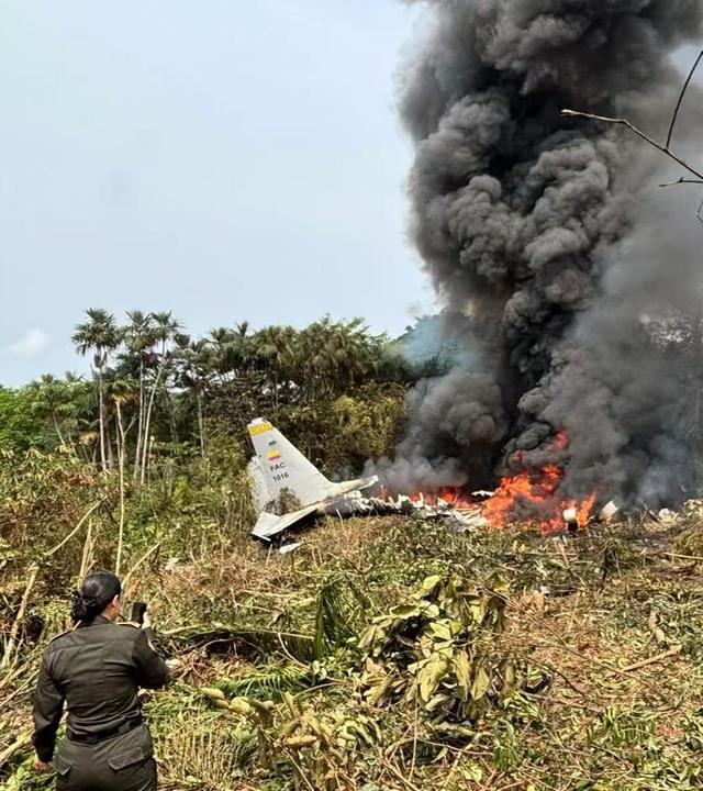Die von der staatlichen chinesischen Nachrichtenagentur Xinhua zur Verfügung gestellte Aufnahme zeigt die Absturzstelle eines Militärflugzeugs in der Provinz Putumayo.