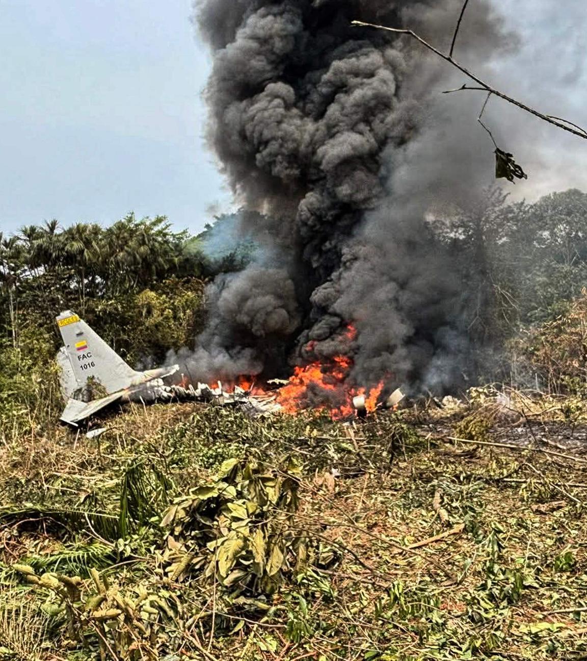 Ein brennendes, zerschelltes Flugzeugwrack des kolumbianischen Militärs im Wald.