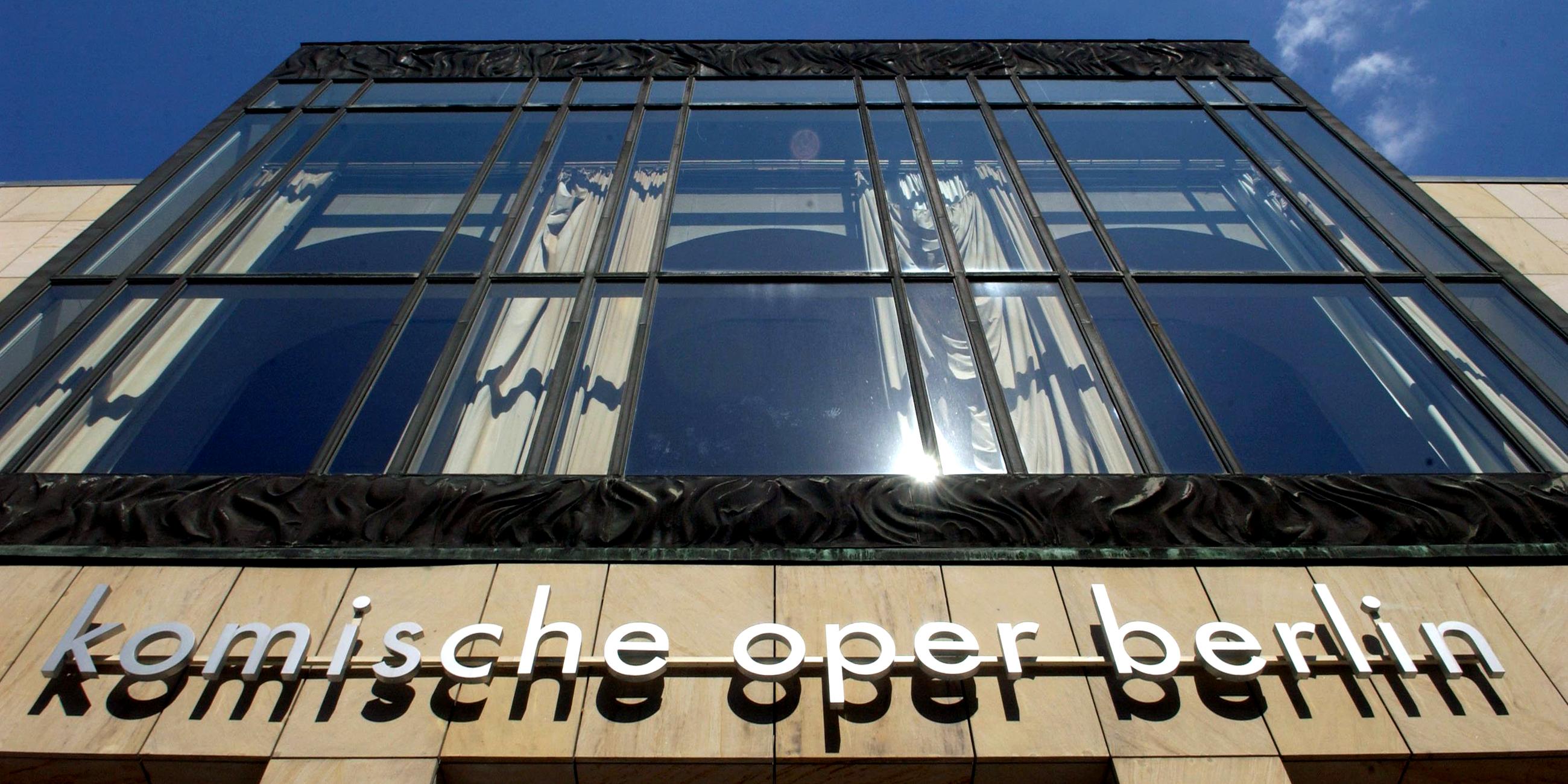 Die Ansicht der komischen Oper Berlin von unten in der Sonne.