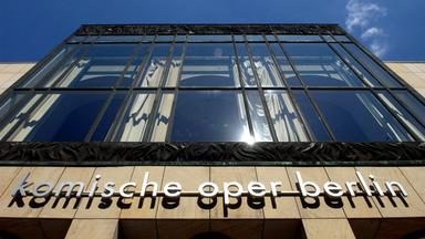 Die Ansicht der komischen Oper Berlin von unten in der Sonne.