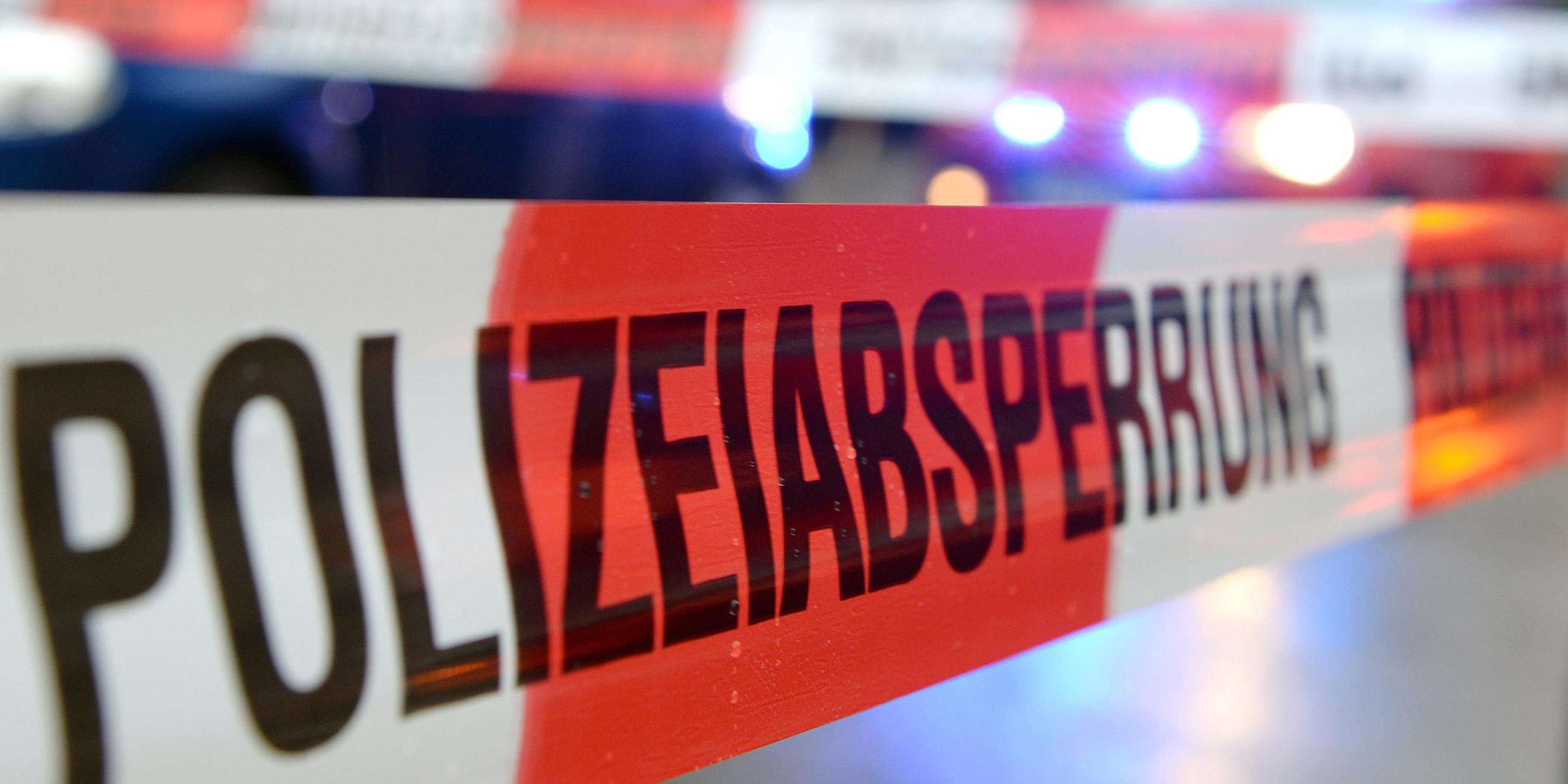 Ein Flatterband sperrt einen Ort ab, an dem polizeiliche Ermitllungen stattfinden.