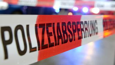 Ein Flatterband sperrt einen Ort ab, an dem polizeiliche Ermitllungen stattfinden.