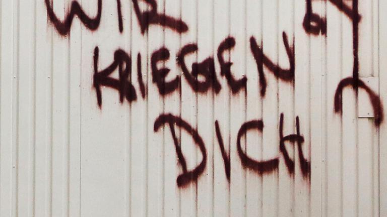 Unbekannte Täter haben in Leipzig auf einem Baucontainer den Schriftzug "Wir kriegen dich" gesprüht. Archivbild