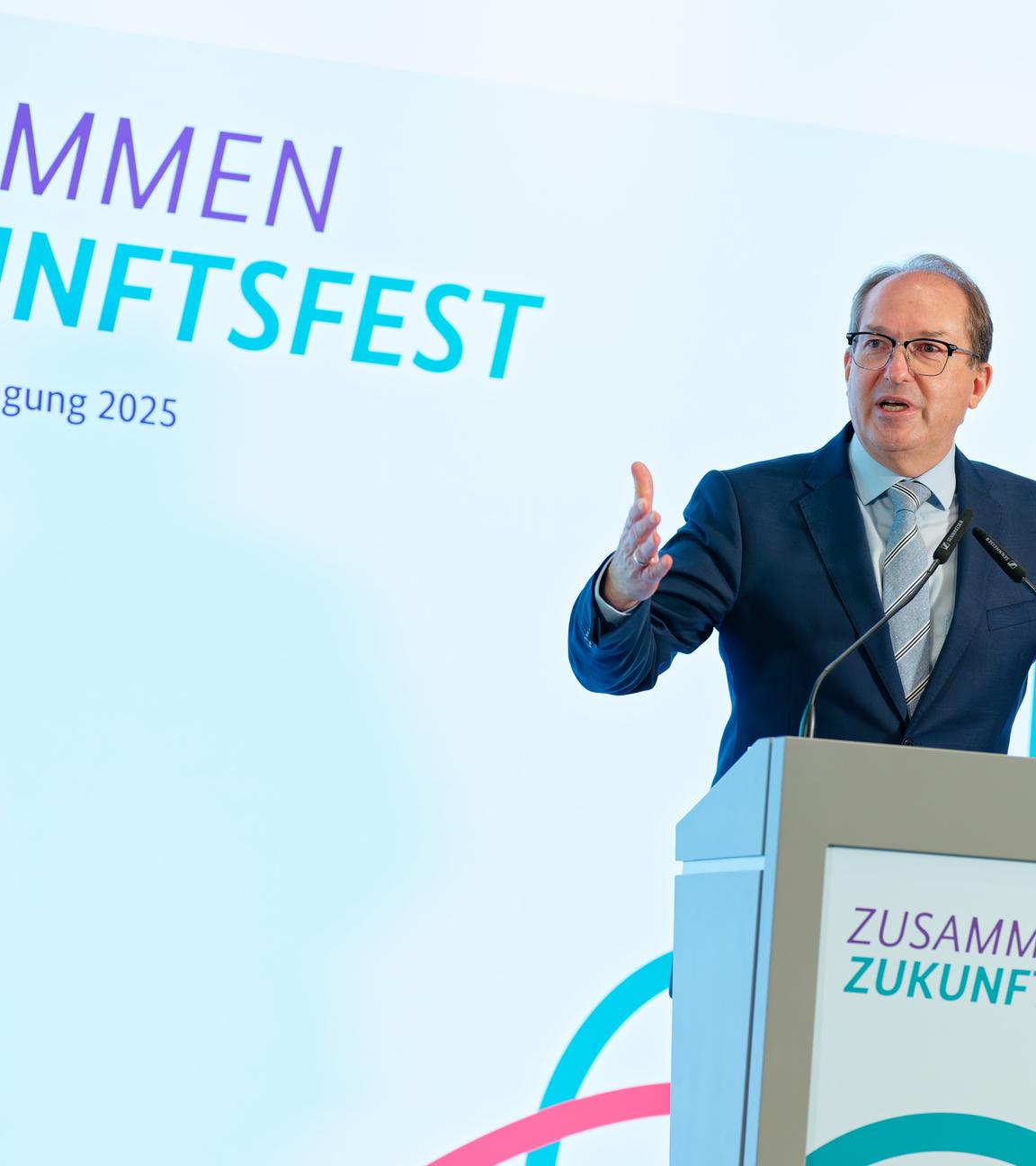 Bundesinnenminister Alexander Dobrindt (CSU) spricht bei der Kommunaltagung "Zusammen Zukunftsfest.