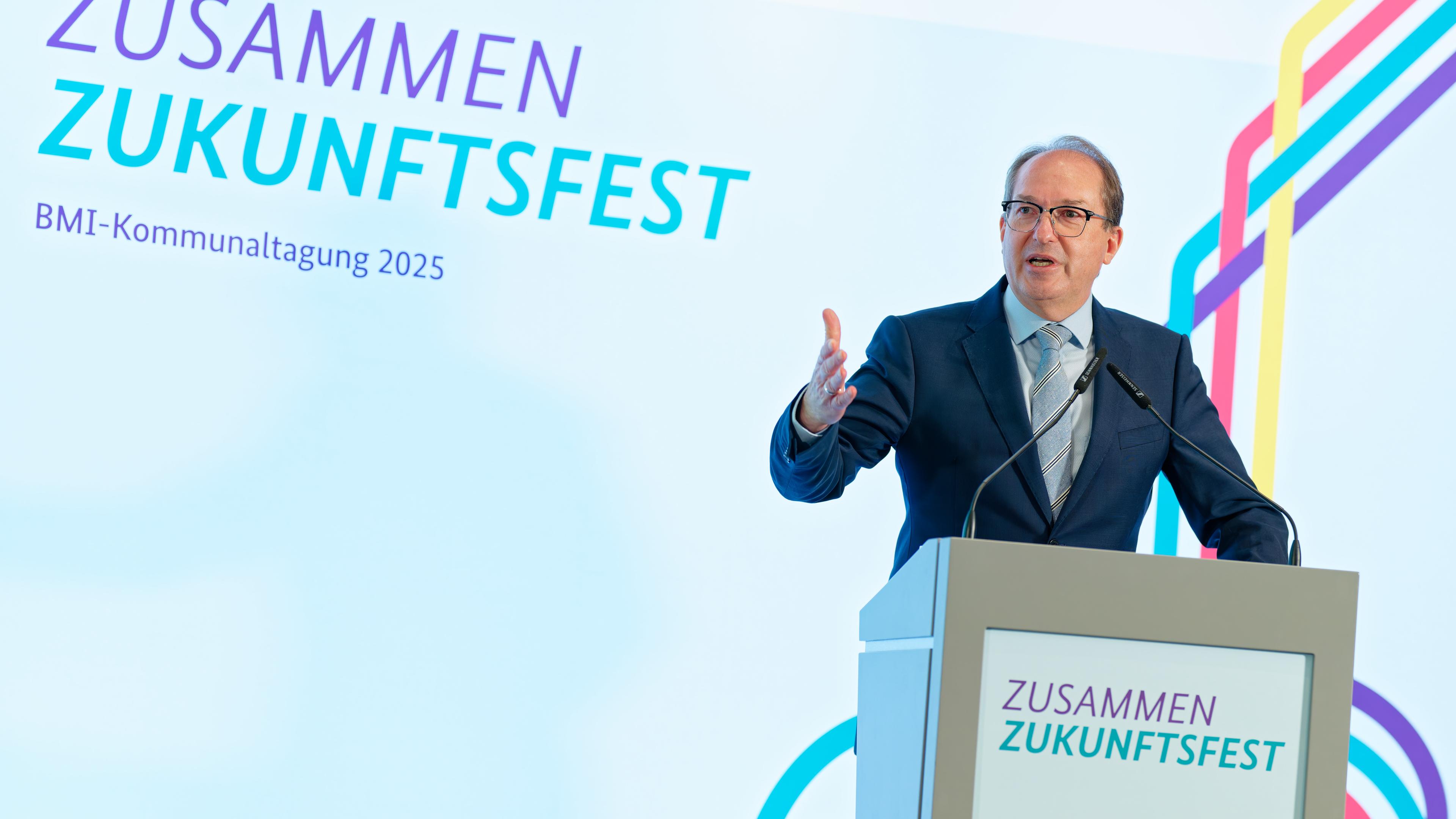 Bundesinnenminister Alexander Dobrindt (CSU) spricht bei der Kommunaltagung "Zusammen Zukunftsfest.