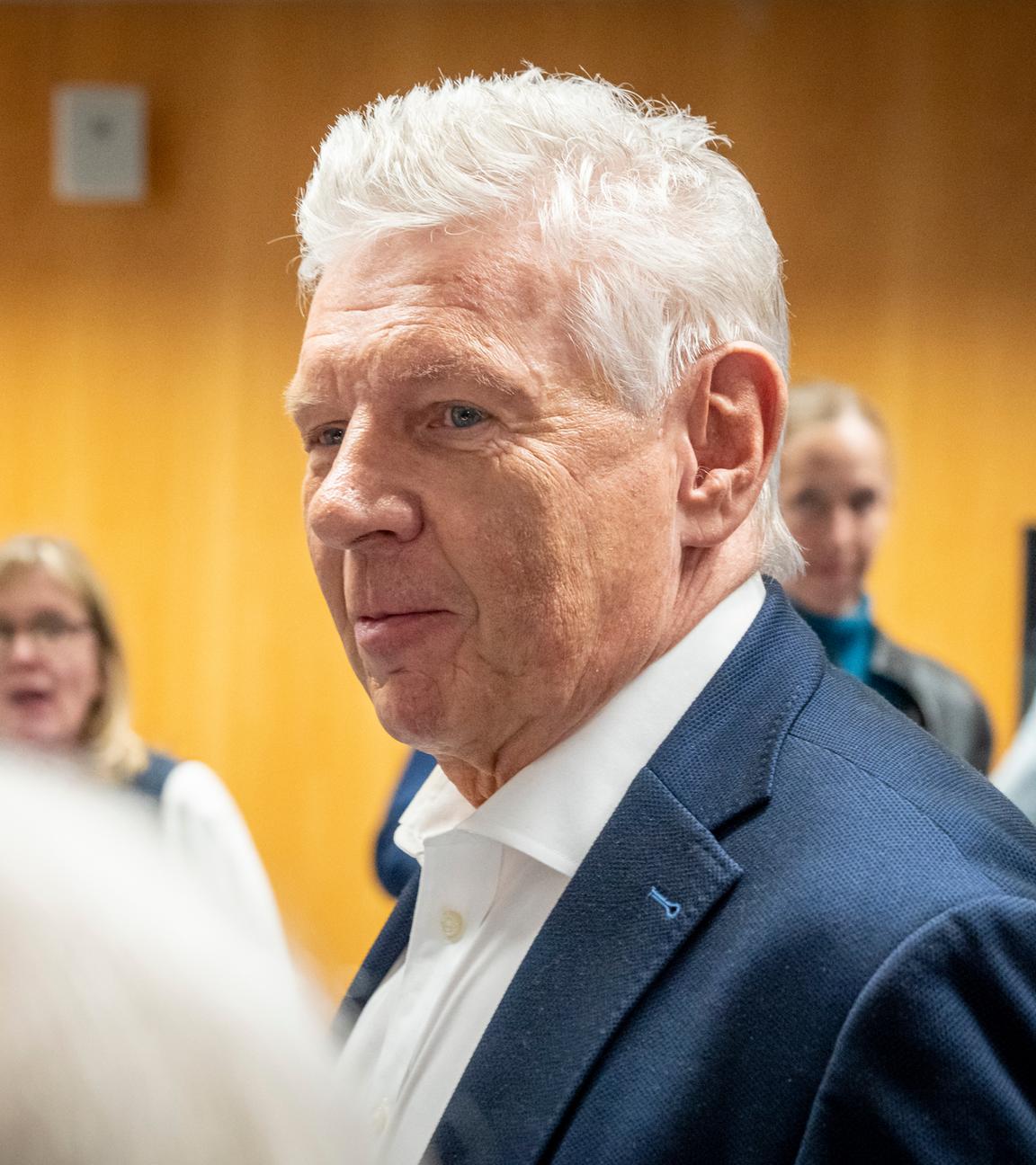 ieter Reiter (SPD), amtierender Oberbürgermeister von München, verlässt nach der Präsentation des vorläufigen Ergebnispräsentation für die Wahl zum Oberbürgermeister bei den Kommunalwahlen das Kreisverwaltungsreferat der bayerischen Landeshauptstadt. 