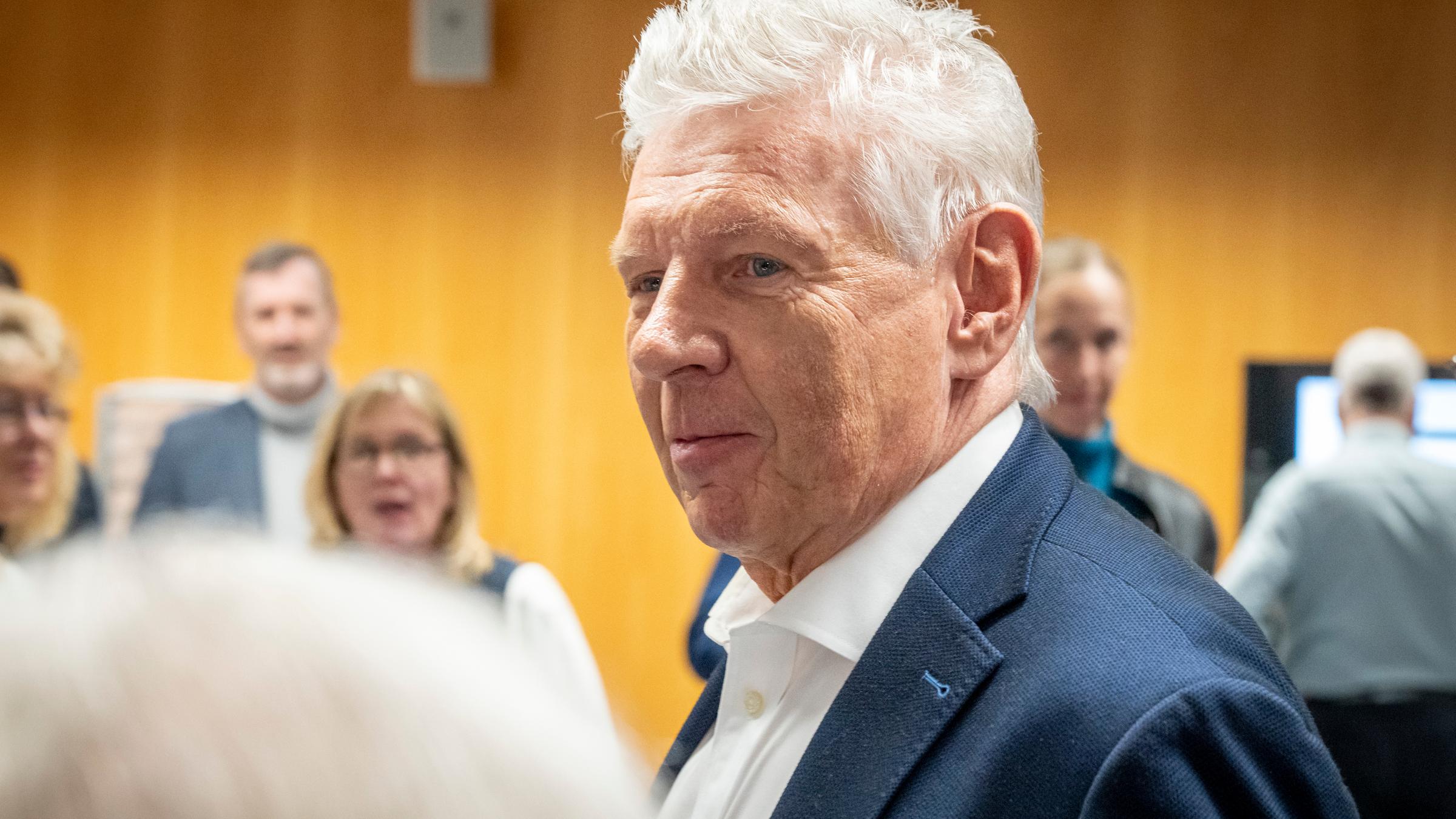 ieter Reiter (SPD), amtierender Oberbürgermeister von München, verlässt nach der Präsentation des vorläufigen Ergebnispräsentation für die Wahl zum Oberbürgermeister bei den Kommunalwahlen das Kreisverwaltungsreferat der bayerischen Landeshauptstadt. 