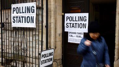 Eine Wählerin verlässt ein Wahllokal in einer Kirche in Hampstead im Norden von London während der Kommunalwahlen.