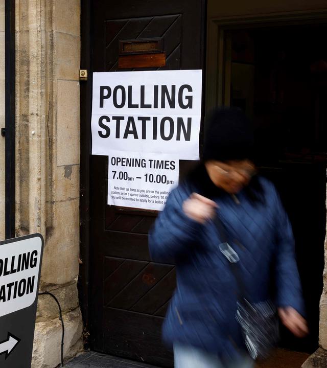 Eine Wählerin verlässt ein Wahllokal in einer Kirche in Hampstead im Norden von London während der Kommunalwahlen.