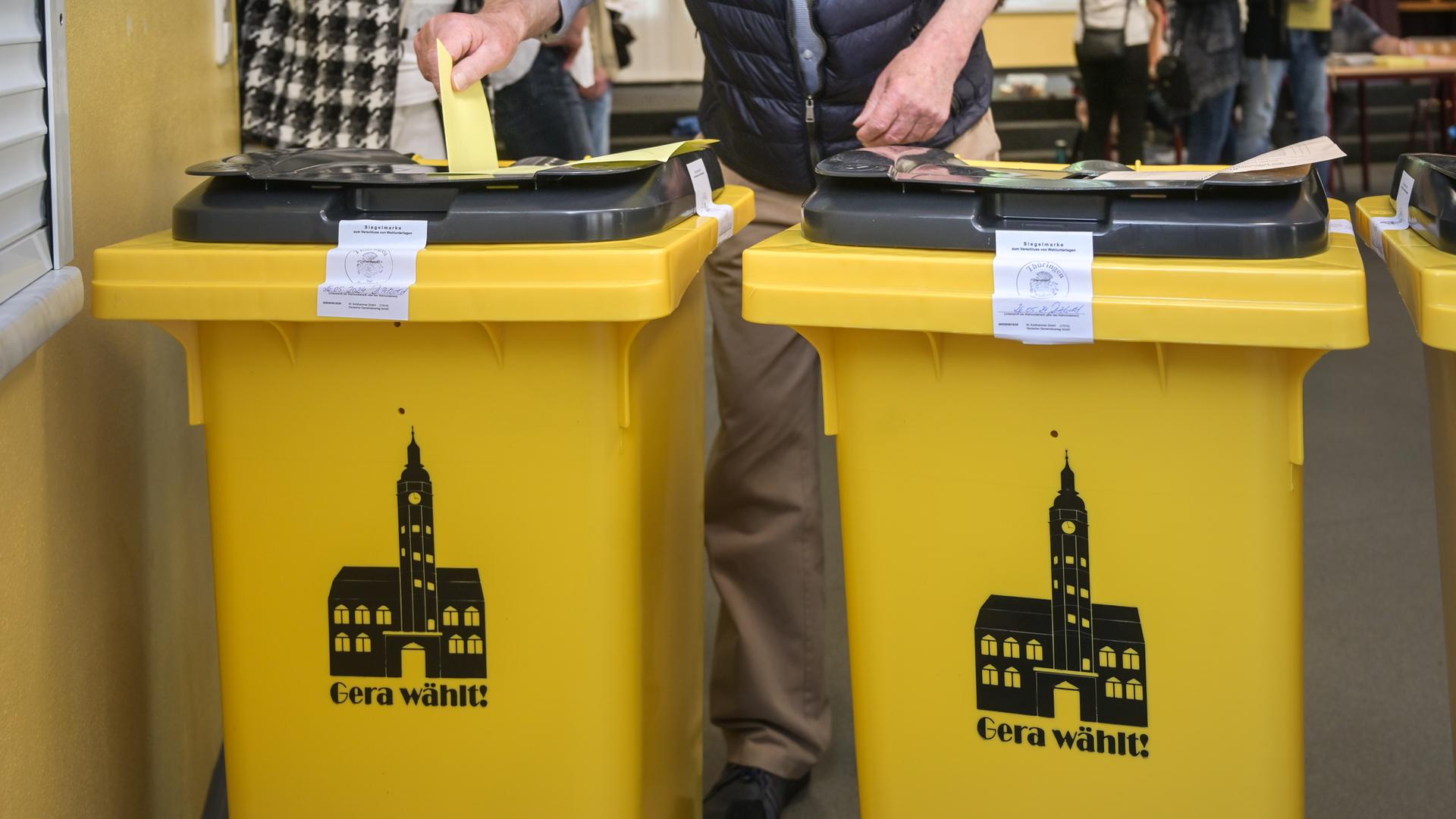 Thüringen, Gera: Gelbe Wahlurnen mit der Aufschrift "Gera wählt" stehen im Wahllokal in der Realschule "Otto Dix".