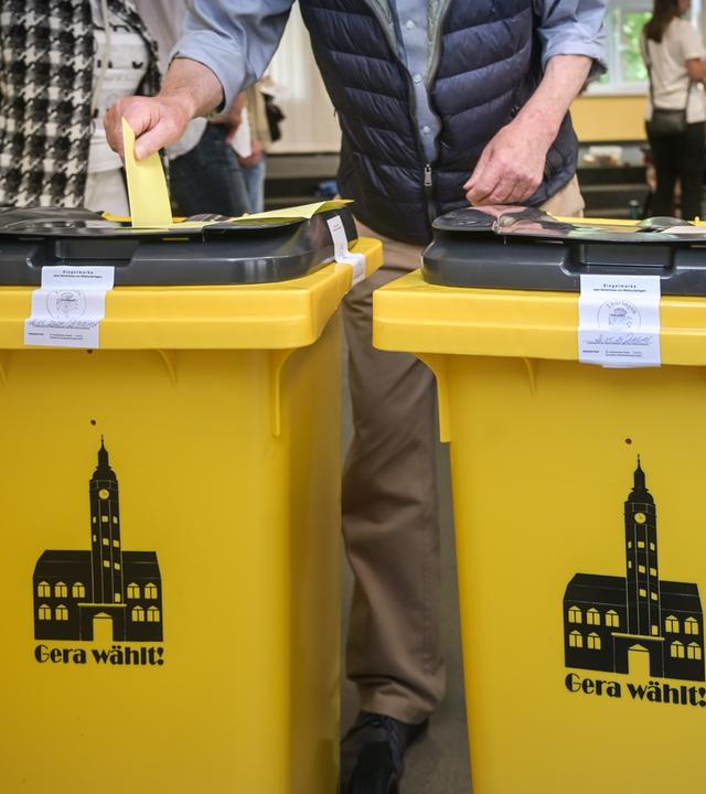 Thüringen, Gera: Gelbe Wahlurnen mit der Aufschrift "Gera wählt" stehen im Wahllokal in der Realschule "Otto Dix".