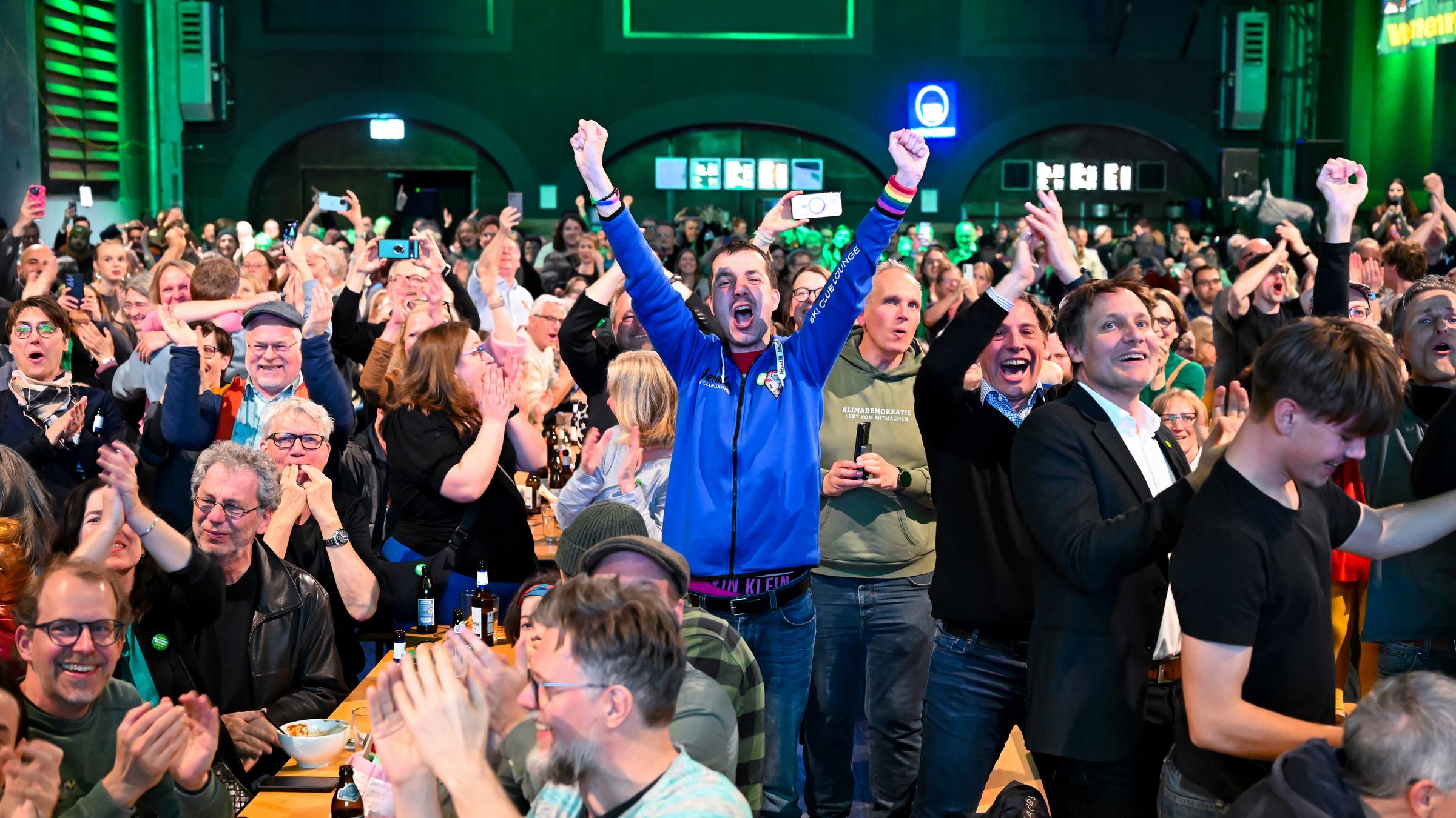 Bayern, München: Anhänger der Grünen jubeln bei der Wahlparty von Bündnis 90/Die Grünen nach der Stichwahl in der bayerischen Landeshauptstadt nach Bekanntgabe der ersten Zahlen.