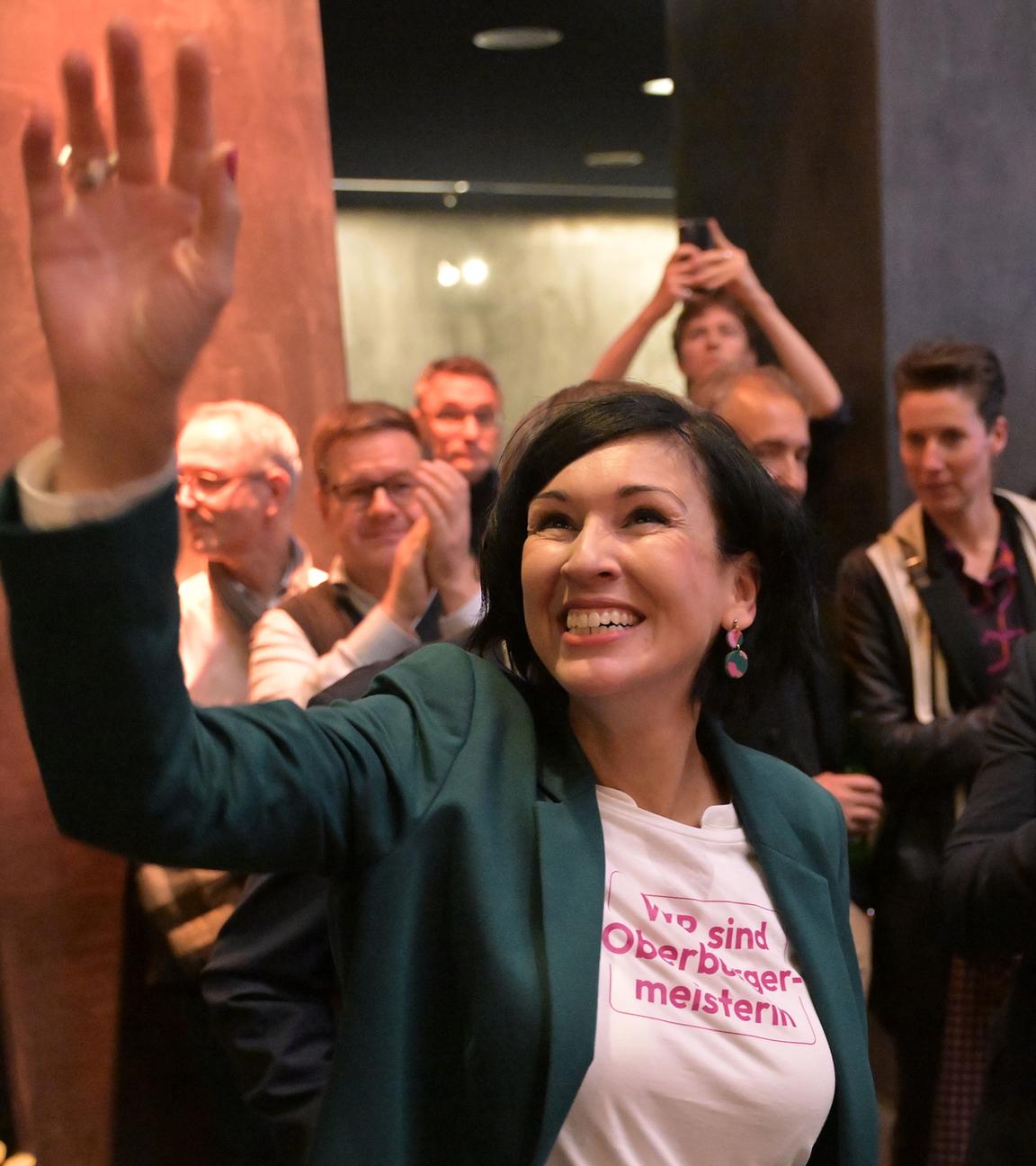 Brandenburg, Potsdam: Noosha Aubel (parteilos) gewinnt die Stichwahl für Oberbürgermeisteramt. 