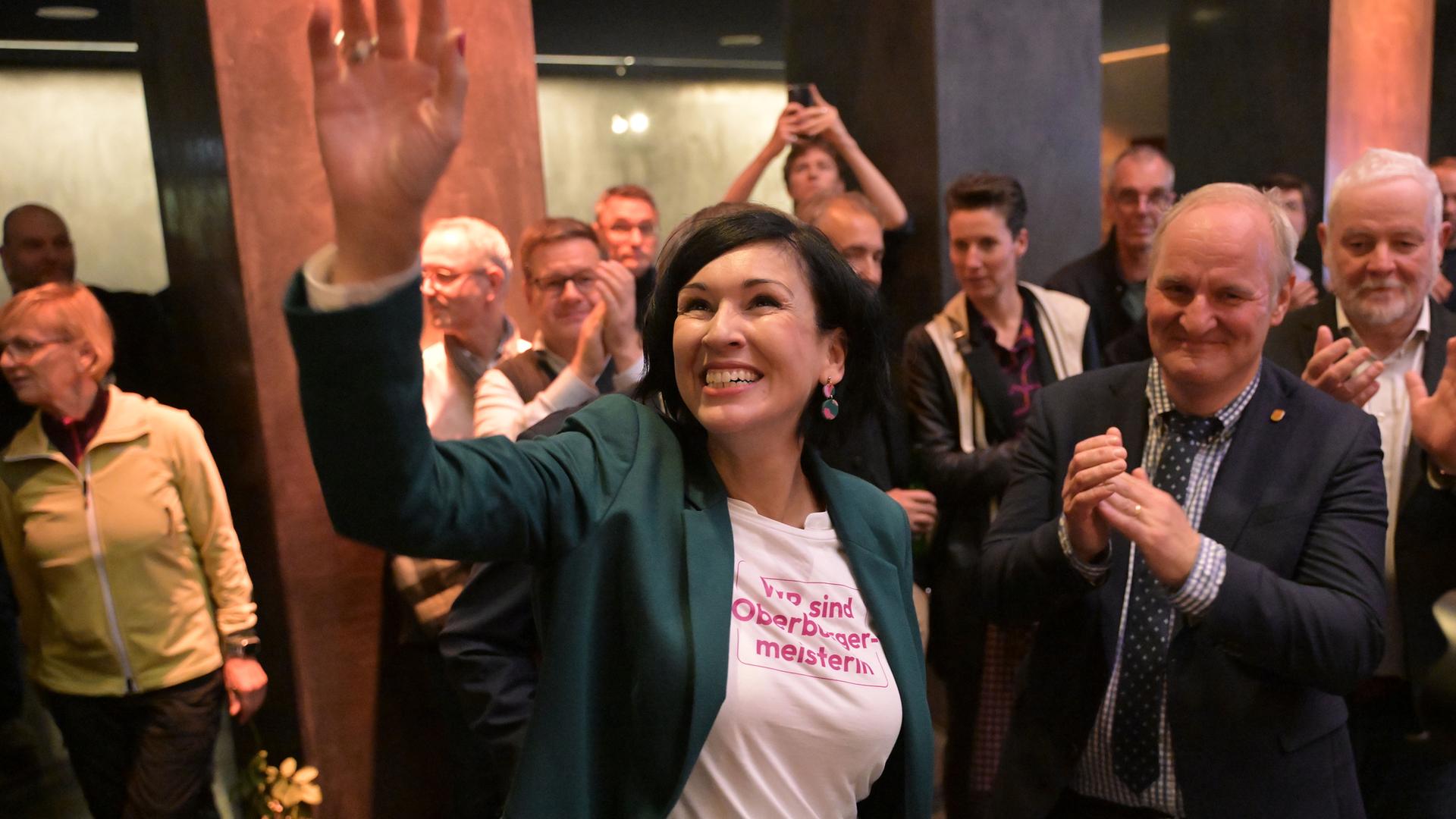 Brandenburg, Potsdam: Noosha Aubel (parteilos) gewinnt die Stichwahl für Oberbürgermeisteramt. 