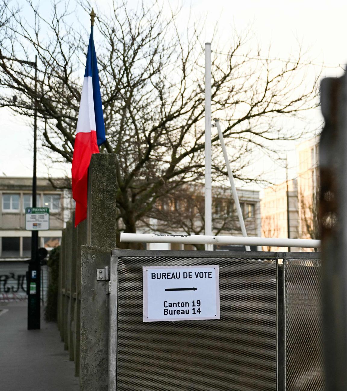 Der Eingang zu einem Wahlbüro der Kommunalwahlen in Frankreich